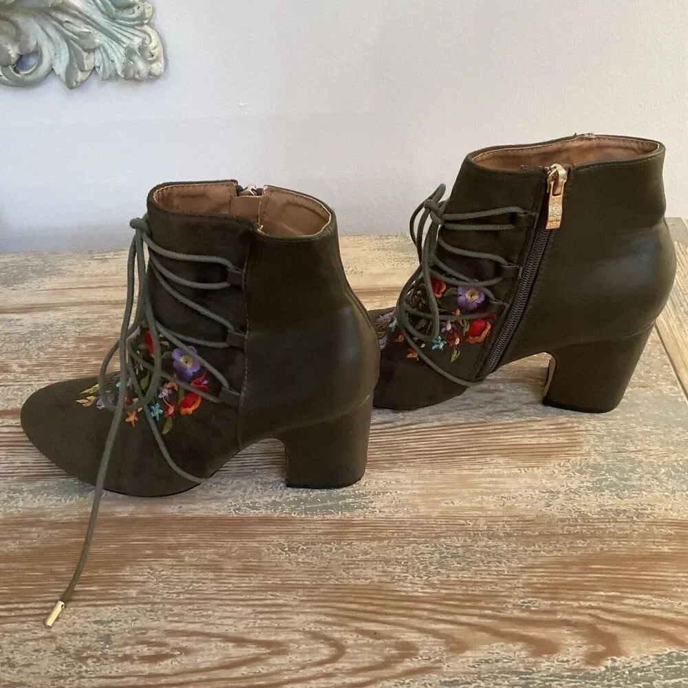 ARider Girl Ankle Boots Faux Leather Green Floral Lace Up Side Zip Size 7.5